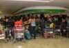 Dominicanos en el aeropuerto esperando sus equipajes. (ARCHIVO/DIARIO LIBRE)
