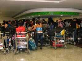 Dominicanos en el aeropuerto esperando sus equipajes. (ARCHIVO/DIARIO LIBRE)