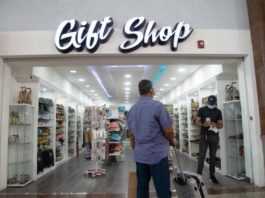 Un viajero observa una tienda de souvenirs en el Aeropuerto Internacional de Las Américas. (Diario Libre)